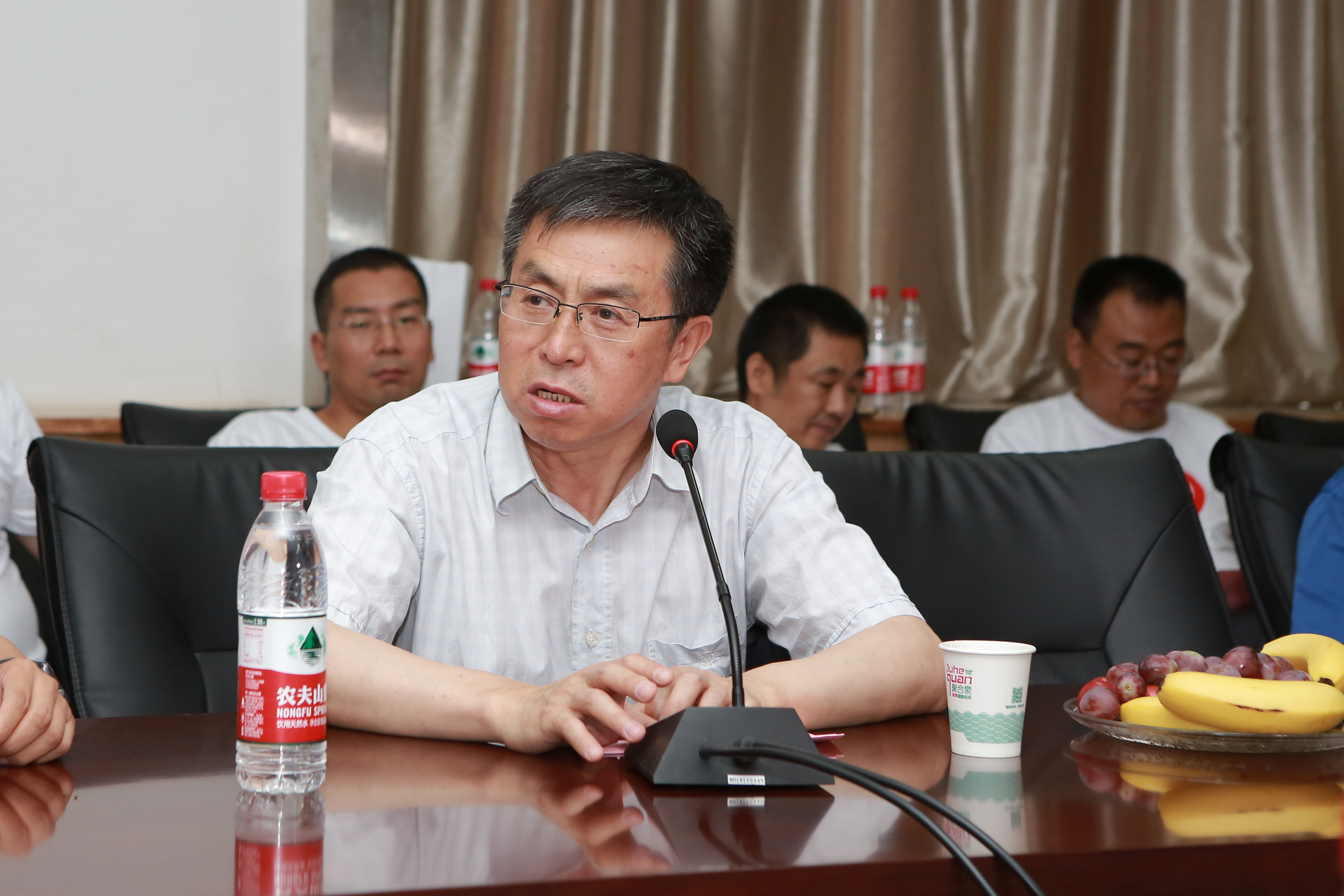 1.公司党委副书记白华讲话